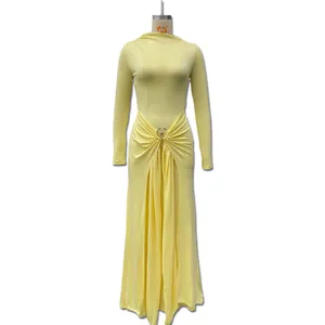 Détail de robe jaune à manches longues avec boucle de taille et plis décoratifs élégants