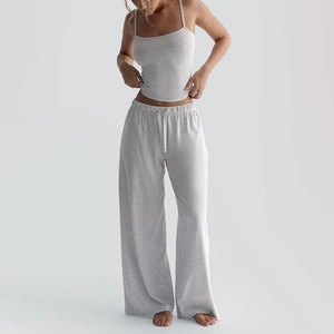 Détail d'un ensemble détente gris avec haut à bretelles et pantalon large à cordon
