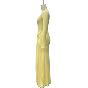 Détail de la robe longue jaune pâle élégante avec plis latéraux et drapé à la taille