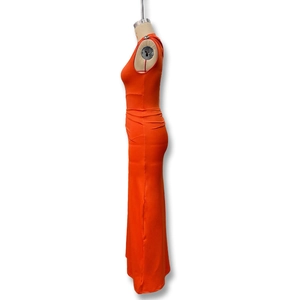Detail der seitlichen Raffung an einem leuchtend orangen, ärmellosen Bodycon-Maxikleid