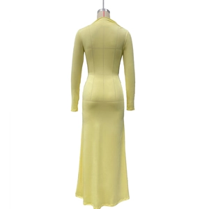 Vue détaillée du dos d'une robe longue jaune ajustée à manches longues avec boucle décorative