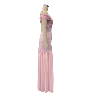 Dettaglio dell'abito da sera rosa con spalle scoperte, gonna in tulle e corpino aderente