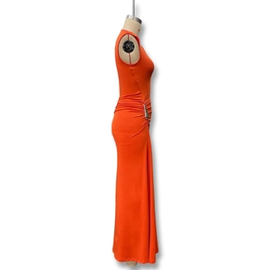 Detail der orangefarbenen Raffung am Kleid mit einer silbernen Hufeisen-Metallschnalle