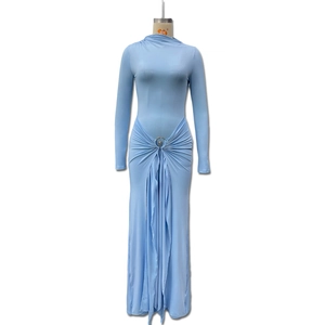 Détail de la robe maxi bleu clair avec fronces à la taille et une boucle en métal
