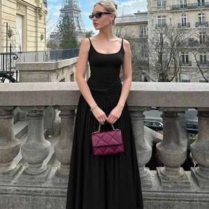 Schwarzes Maxikleid im französischen Stil mit Spaghettiträgern und Taillenknoten