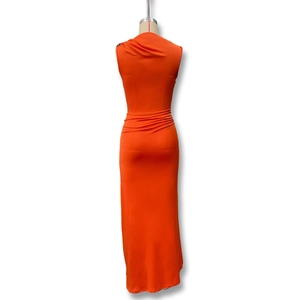 Detail der gerafften Taille und des drapierten Ausschnitts beim orangefarbenen Maxikleid
