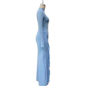 Détail d'une robe longue bleu clair avec nœud froncé sur le côté et manches longues