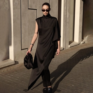 Robe longue noire sans manches à col montant en satin avec un ourlet asymétrique chic