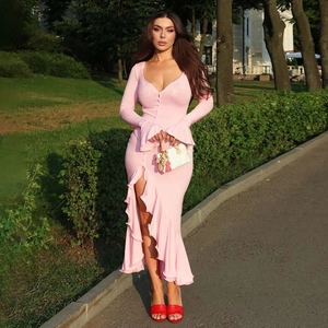 Robe moulante rose à col en V avec manches à volants et fente latérale élégante