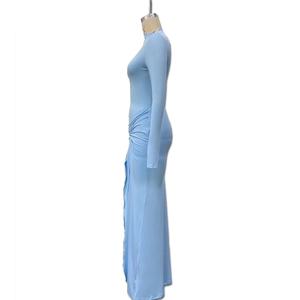 Détail d'une robe bleu clair à manches longues avec drapé latéral et boucle à la taille