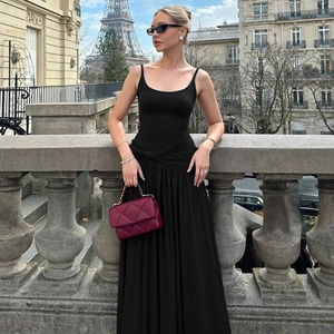 Detailansicht der Taillenfalten und schmalen Silhouette am schwarzen Midikleid