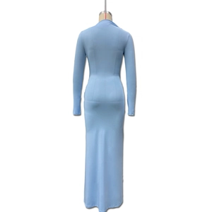 Vue arrière d'une robe moulante bleu clair à manches longues sur un mannequin blanc