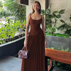 Detail der Taillenraffung und Falten am roten Maxikleid mit Spaghettiträgern