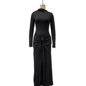 Détail des plis à la taille et boucle dorée sur cette robe longue noire à manches longues