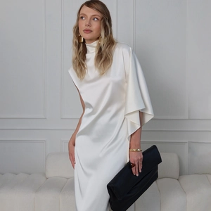 Détail de la robe en satin blanc avec col montant asymétrique et texture de manche drapée