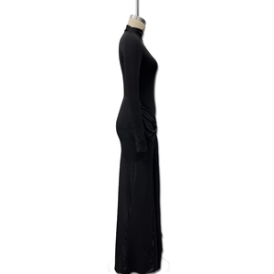 Détail du plissé à la taille sur cette élégante robe longue noire à manches longues