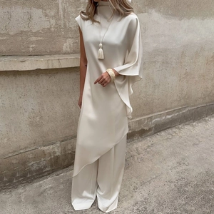 Ensemble satiné crème élégant avec tunique asymétrique et pantalon large fluide pour femme