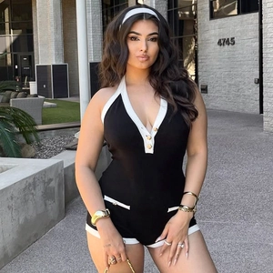 Détail d'un combishort noir et blanc avec décolleté en V et boutons dorés