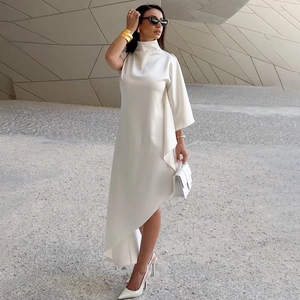 Robe blanche élégante à col montant avec ourlet asymétrique pour un look d'automne minimaliste
