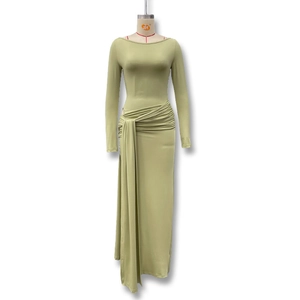 Détail du drapé à la taille et du ruban sur une robe longue moulante tricotée verte