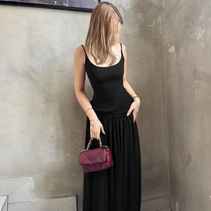 Detailansicht des schwarzen Slim-Fit-Maxikleids mit seitlichem Twist-Drapé-Design