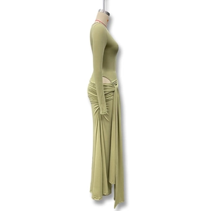 Détail d'une robe longue vert olive avec découpe latérale et design de taille drapée