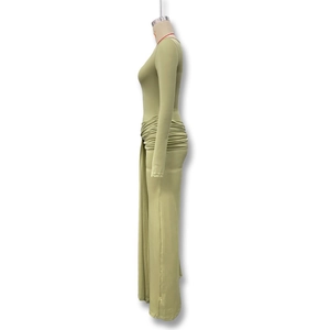 Détail de la robe vert olive avec fronces latérales et drapé élégant à la taille