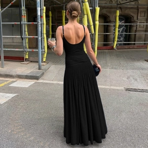 Elegantes rückenfreies schwarzes Plissee-Maxikleid mit sexy Trägern für Sommerpartys
