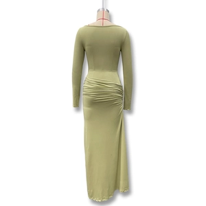 Vue détaillée du dos d'une robe longue vert clair avec des détails froncés à la taille