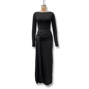 Détail des fronces à la taille et du drapé latéral sur une robe noire moulante