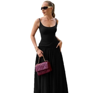 Französisches sexy schwarzes Maxikleid mit Spaghettiträgern, schmaler Taille und Falten