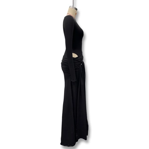 Détail de la découpe à la taille et drapé plissé élégant sur robe longue noire