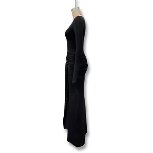 Détail de la robe longue noire moulante avec élégants plis latéraux et ornements de drapage
