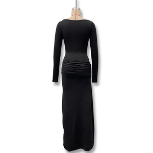 Détail de la texture froncée à l'arrière de cette robe longue moulante noire élégante