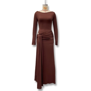 Détail d'une robe longue marron ajustée avec taille froncée et lien élégant pendant
