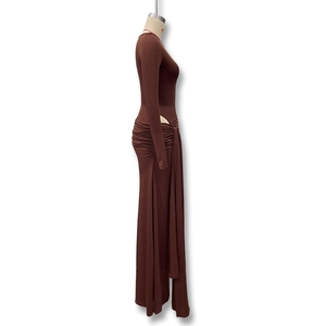 Détail d'une robe maxi marron foncé avec découpe latérale et texture froncée chic