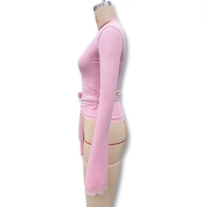 Vue latérale détaillée du haut cache-coeur rose avec dentelle et ceinture ajustable