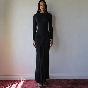 Robe longue noire élégante à manches longues avec drapé central et anneau métallique