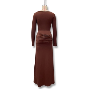 Détail de la robe marron foncé montrant les fronces latérales et la texture de taille
