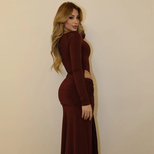 Vue détaillée d'une robe maxi bordeaux avec découpe latérale élégante à la taille