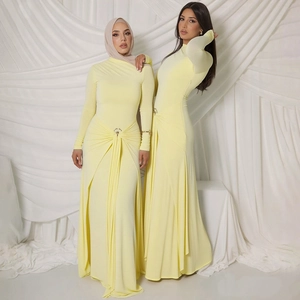 Robe longue élégante à manches longues jaune pâle avec plis à la taille et boucle en métal