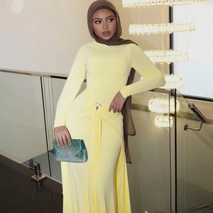 Détail du design noué à la taille avec anneau métallique sur cette robe élégante jaune