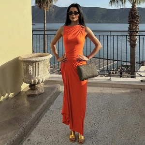 Detailansicht des eleganten orangen ärmellosen Kleids mit Goldmetallschnalle und Falten