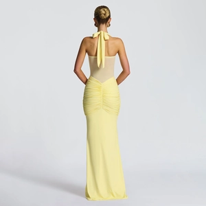 Détail de la robe de soirée jaune pastel avec dos en tulle transparent et nœud élégant