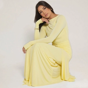 Détail de la robe longue jaune montrant la texture en maille douce et le beau drapé du tissu