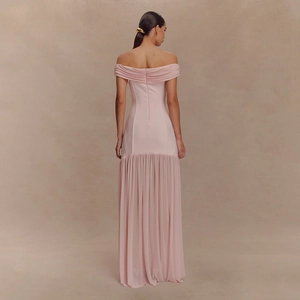 Dettaglio dell'abito elegante rosa con spalle scoperte, corsetto strutturato e gonna in tulle