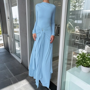 Détail de la robe bleu clair montrant le nœud à la taille et la boucle en métal décorative