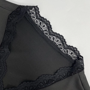 Détail de bordure en dentelle noire élégante sur un haut ajusté à col en V pour femmes