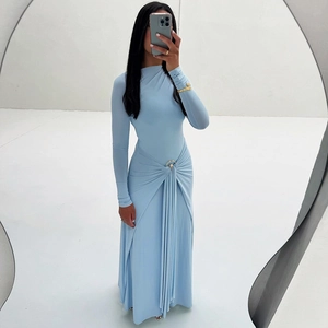 Robe longue bleu clair élégante à manches longues avec détail anneau doré à la taille