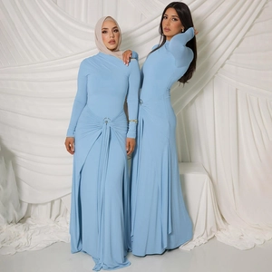 Détail de robe maxi en maille bleu clair avec boucle en métal et hijab de mode pudique élégant